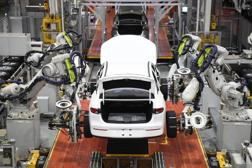 這是2024年4月24日拍攝的廣州廣汽埃安新能源汽車的全自動(dòng)化輪胎安裝工作站。新華社記者 鄧華 攝