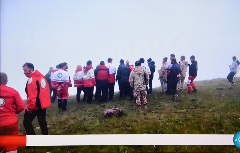 據(jù)伊朗邁赫爾通訊社5月20日報道，伊朗總統(tǒng)萊希在直升機(jī)事故中遇難。這是5月20日拍攝的伊朗國家電視臺播放的救援人員抵達(dá)事故現(xiàn)場的畫面。 新華社記者 沙達(dá)提 攝