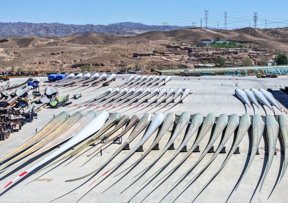 2024年5月11日拍攝的碼放在內(nèi)蒙古包頭市石拐區(qū)一家風(fēng)電設(shè)備制造企業(yè)廠區(qū)內(nèi)的葉片（無人機(jī)照片）。新華社記者 連振 攝