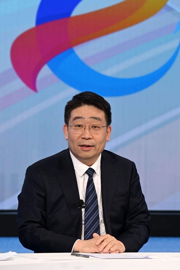 國(guó)家發(fā)展改革委產(chǎn)業(yè)司副司長(zhǎng)霍福鵬在“中國(guó)經(jīng)濟(jì)圓桌會(huì)”錄制現(xiàn)場(chǎng)交流發(fā)言。新華社記者 金良快 攝