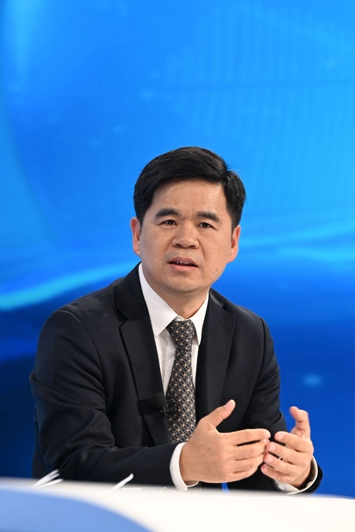 工業(yè)和信息化部運(yùn)行監(jiān)測(cè)協(xié)調(diào)局副局長(zhǎng)何海林在“中國(guó)經(jīng)濟(jì)圓桌會(huì)”錄制現(xiàn)場(chǎng)交流發(fā)言。新華社記者 金良快 攝