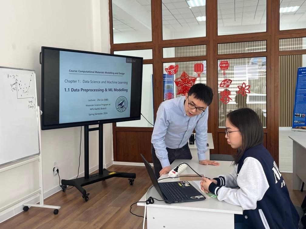 2024年4月，西北工業(yè)大學(xué)材料學(xué)院劉哲教授在西北工業(yè)大學(xué)哈薩克斯坦分校授課。（西北工業(yè)大學(xué)供圖）