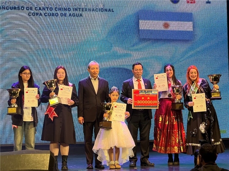 圖為中國(guó)駐阿根廷大使王衛(wèi)、阿根廷華文教育基金會(huì)會(huì)長(zhǎng)劉芳勇為五名“金獎(jiǎng)”選手頒獎(jiǎng)（阿根廷拉普拉塔國(guó)立大學(xué)孔子學(xué)院供圖）