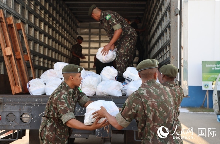 里約加利昂空軍基地，軍人在將捐贈物資裝車。人民網(wǎng)記者 時(shí)元皓攝