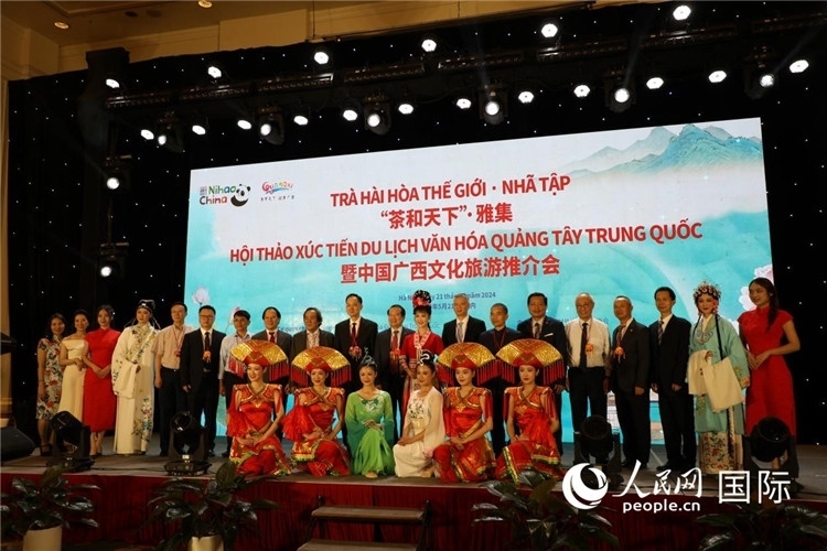 中越兩國嘉賓合影留念。人民網(wǎng)記者楊曄攝