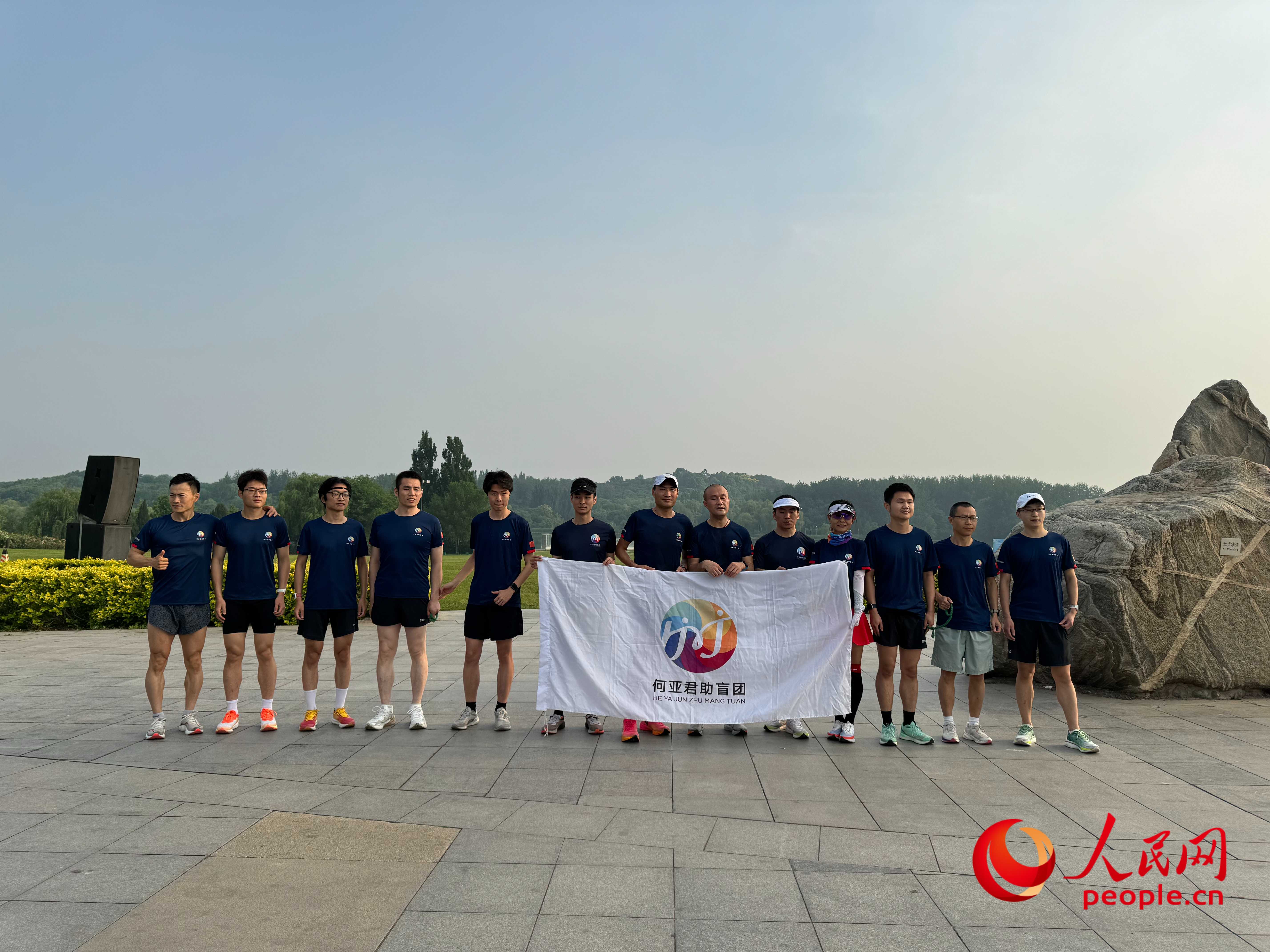 何亞君助盲團(tuán)的部分成員合影。人民網(wǎng) 周靜圓攝