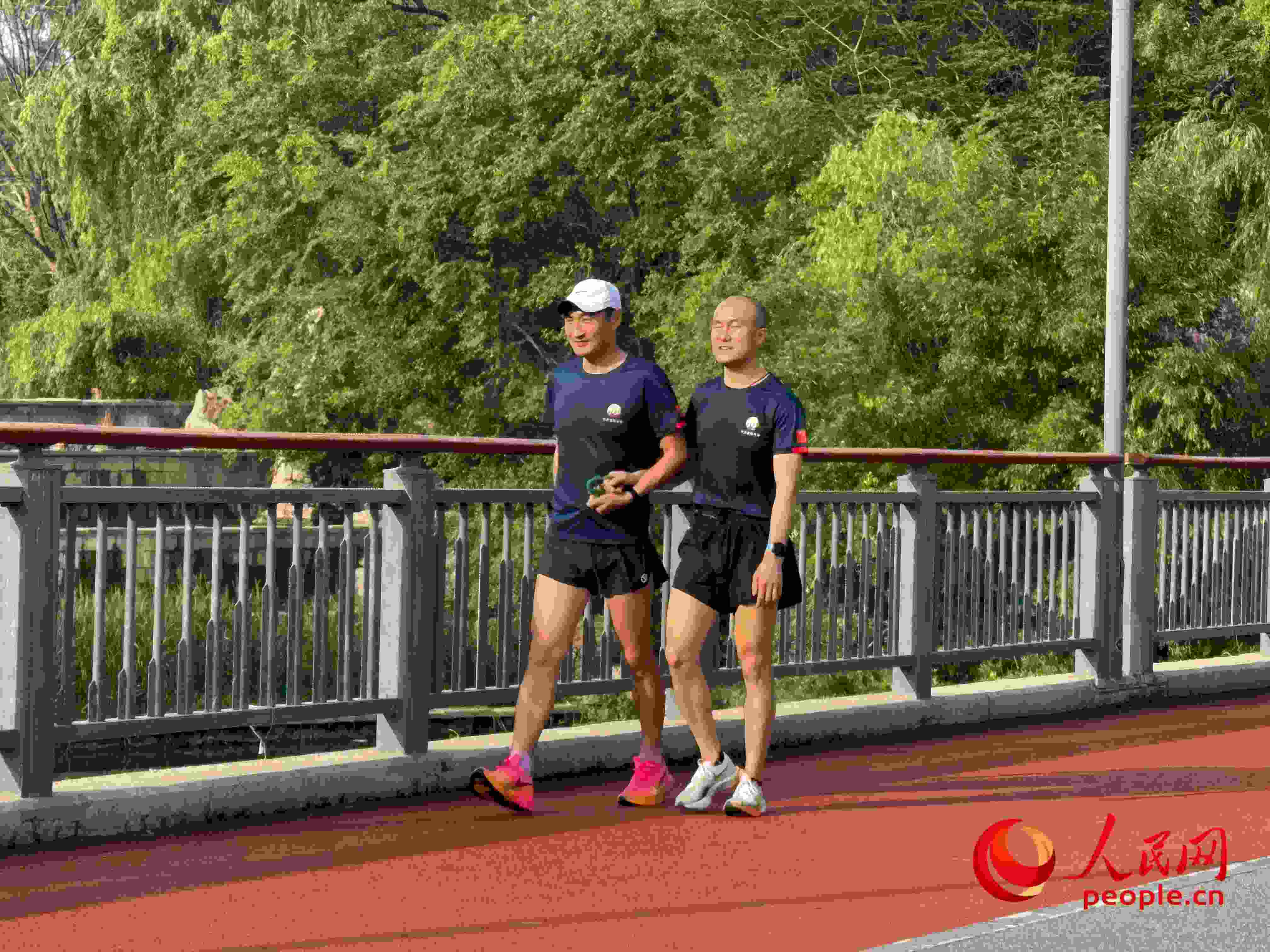 李玉寶和何亞君跑步后進(jìn)行調(diào)整。人民網(wǎng) 周靜圓攝