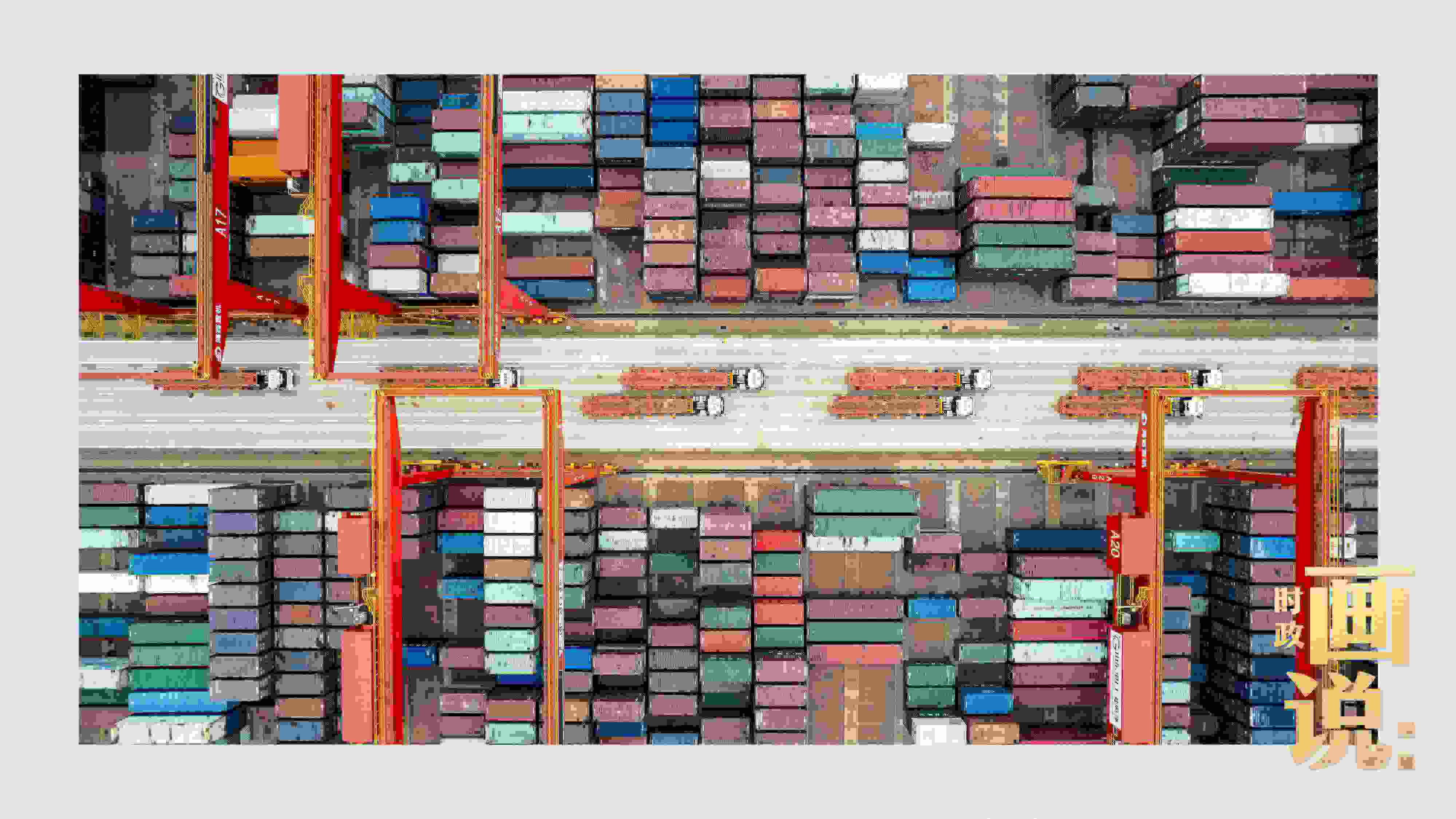 △相比于傳統(tǒng)碼頭，智慧、綠色的全自動化集裝箱碼頭單機效率可提升50%，綜合成本降低70％，人力成本下降80%，每年可削減碳排放9720噸。