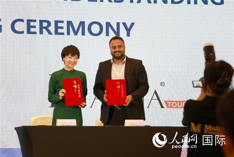 三亞與迪拜當(dāng)?shù)芈眯猩绾炇鸷献鲄f(xié)議。人民網(wǎng)記者管克江攝