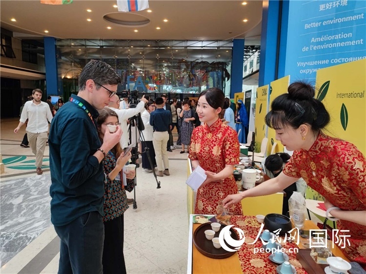 與會(huì)嘉賓在中國(guó)展臺(tái)品茶。 人民網(wǎng)記者 謝亞宏攝