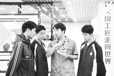 職業(yè)院校教師為數(shù)控技術(shù)應(yīng)用專業(yè)學(xué)生授課。 新華社記者 王全超攝