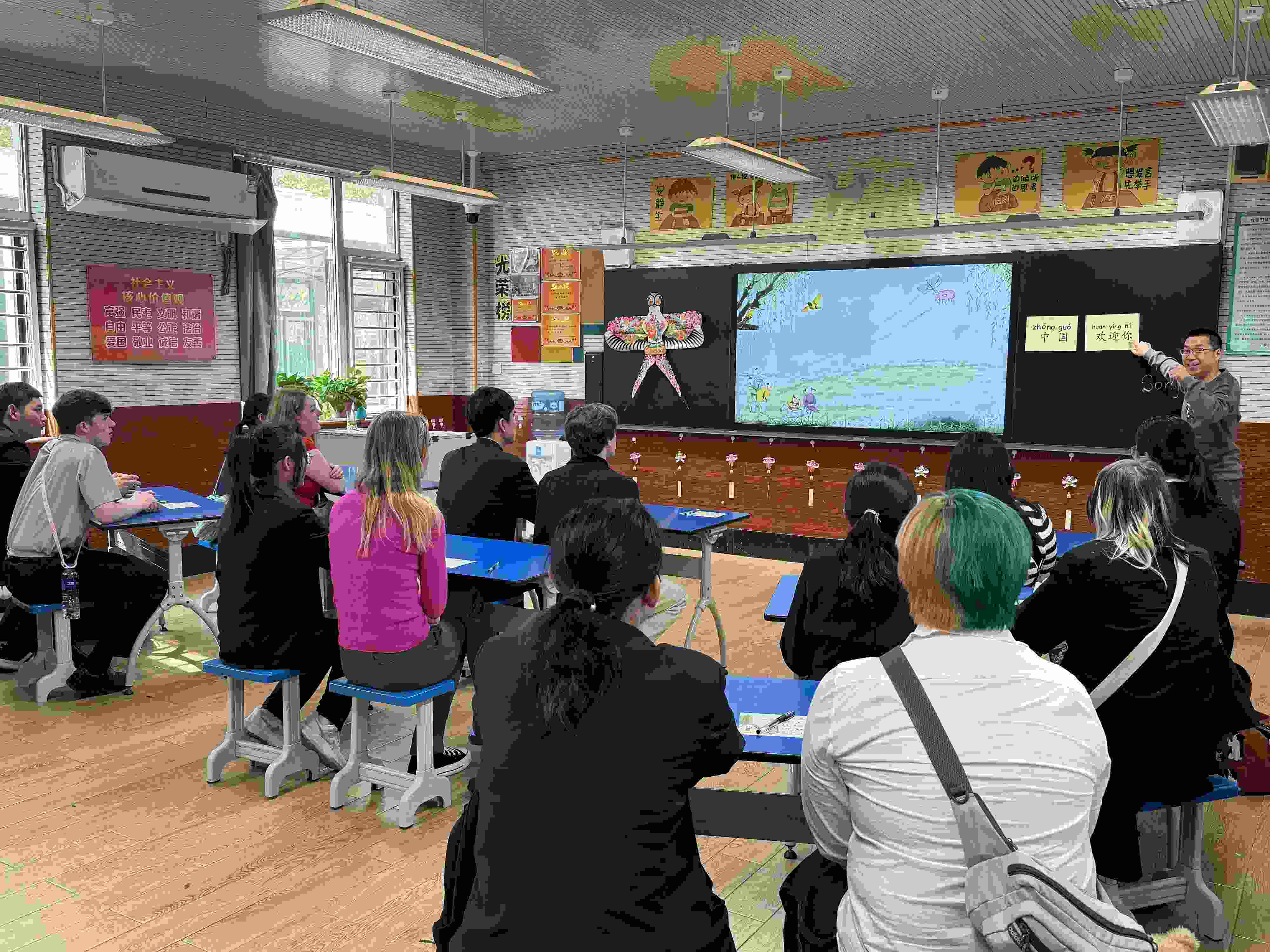 2024年4月20日，美國艾奧瓦州馬斯卡廷高中“友誼傳承”研學(xué)團(tuán)來到石家莊外國語學(xué)校，中美學(xué)生同上一節(jié)中文課。