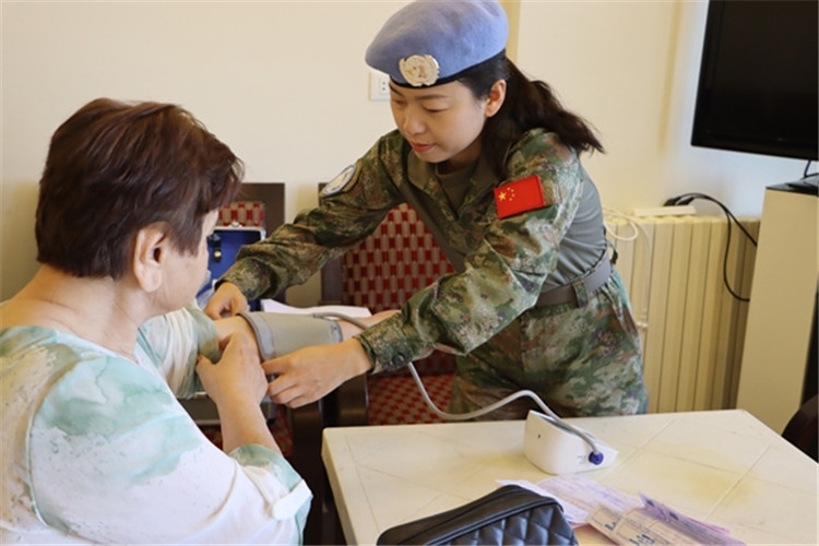 【1】 醫(yī)療分隊隊員為當(dāng)?shù)鼗颊邷y量血壓。曾德樂攝