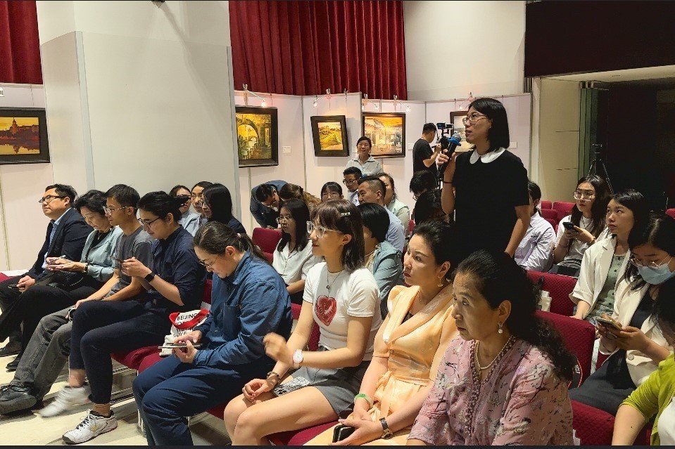 參會(huì)記者現(xiàn)場提問。