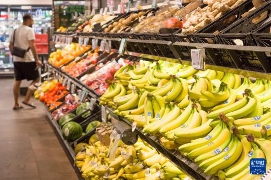 5月24日，顧客在德國(guó)柏林一家超市購(gòu)物。新華社記者 任鵬飛 攝