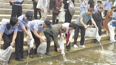 庭審后開展增殖放流。