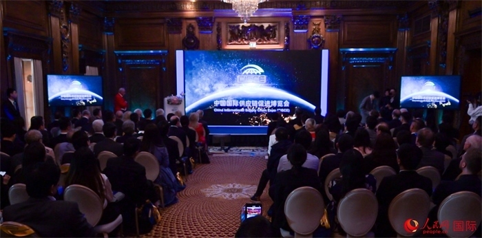 現(xiàn)場(chǎng)播放第二屆中國(guó)國(guó)際供應(yīng)鏈促進(jìn)博覽會(huì)宣傳片。人民網(wǎng) 郭錦標(biāo)攝