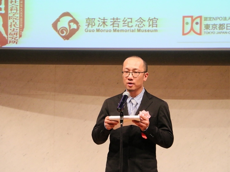 郭沫若紀念館副館長梁雪松代讀致辭。人民網(wǎng) 許可攝