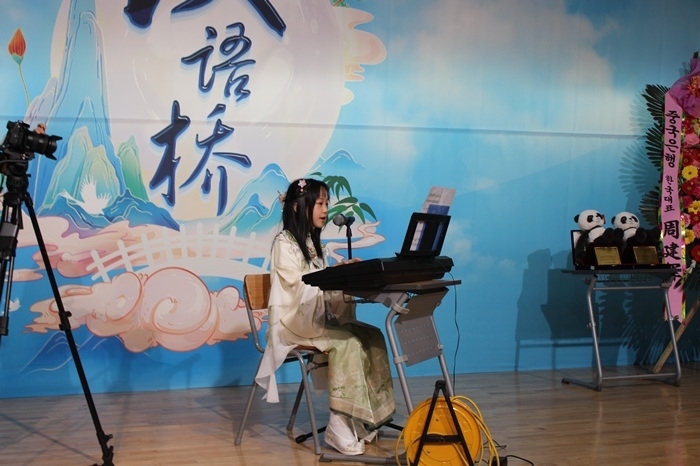 參賽選手在比賽中進(jìn)行中華才藝展示。