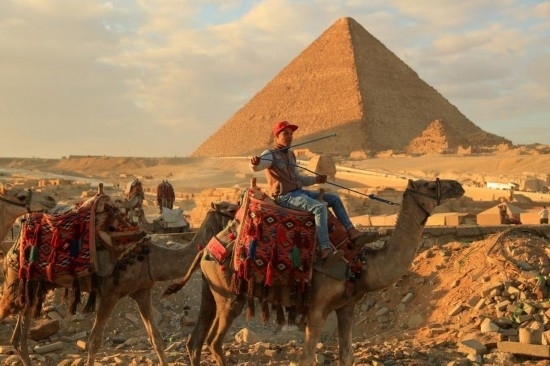 1月24日，商販騎駱駝離開(kāi)埃及吉薩金字塔景區(qū)。新華社記者 隋先凱 攝