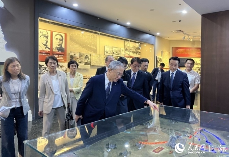 創(chuàng)價(jià)學(xué)會(huì)會(huì)長(zhǎng)原田稔（中）與青年代表團(tuán)成員訪問(wèn)中國(guó)人民抗日戰(zhàn)爭(zhēng)紀(jì)念館。人民網(wǎng)記者 陳思攝