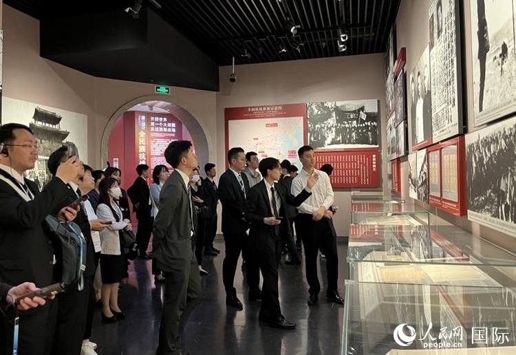 創(chuàng)價(jià)學(xué)會(huì)青年代表團(tuán)成員在中國(guó)人民抗日戰(zhàn)爭(zhēng)紀(jì)念館參觀。人民網(wǎng)記者 陳思攝