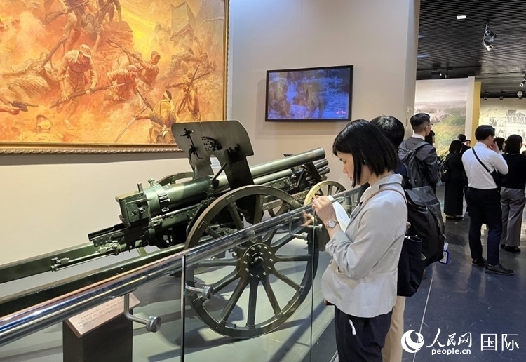 創(chuàng)價(jià)學(xué)會(huì)青年代表團(tuán)成員在中國(guó)人民抗日戰(zhàn)爭(zhēng)紀(jì)念館參觀。人民網(wǎng)記者 陳思攝