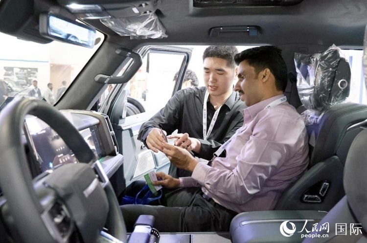 客戶在了解中國產(chǎn)汽車。人民網(wǎng)記者 管克江攝