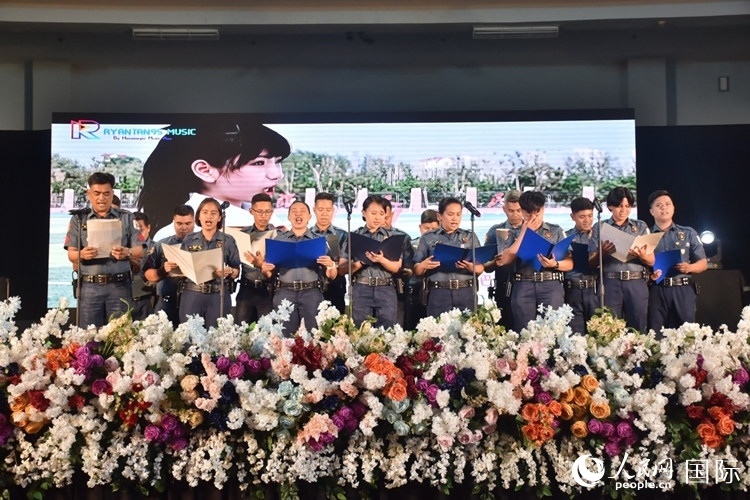 邦板牙省警察局學員在結(jié)業(yè)典禮上表演合唱。人民網(wǎng)記者 樊帆攝