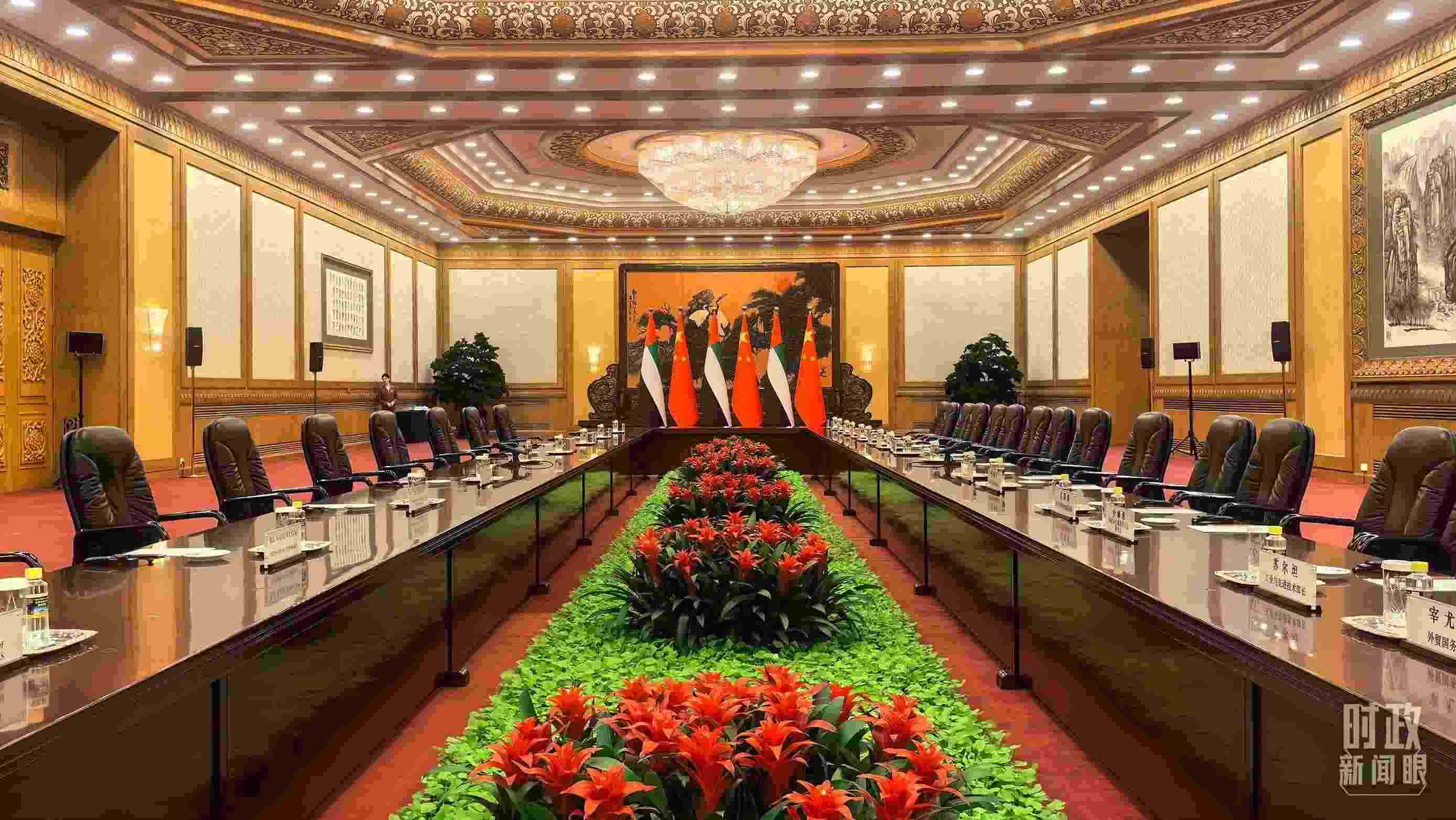 △5月30日下午，習(xí)近平主席同阿聯(lián)酋總統(tǒng)穆罕默德會(huì)談。這是會(huì)談開始前的現(xiàn)場。（總臺(tái)央視記者鄂介甫拍攝）