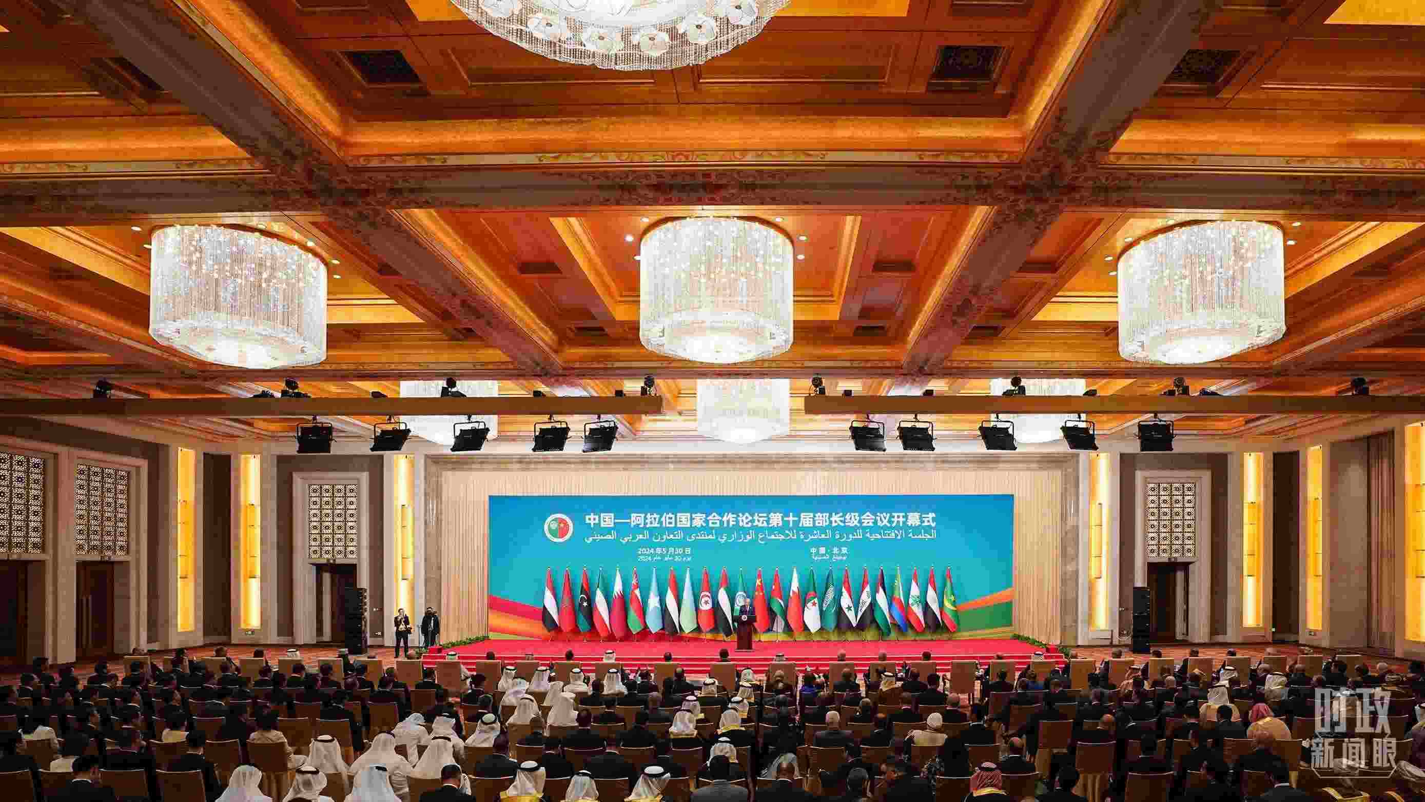 △5月30日開幕式現(xiàn)場，阿盟秘書長蓋特在致辭。（總臺(tái)國廣記者李晉拍攝）