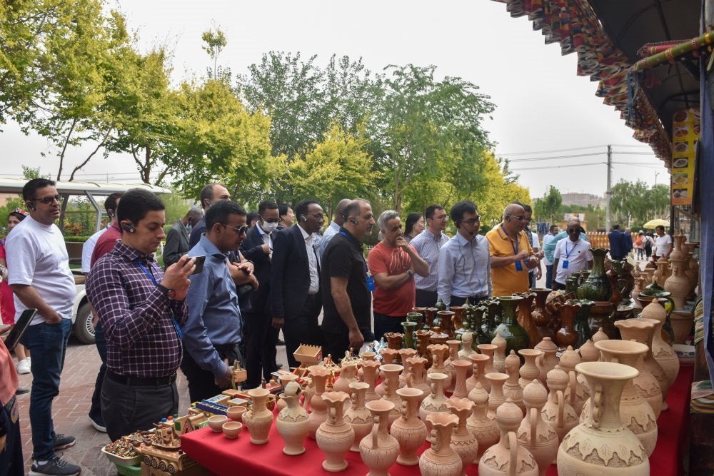 2023年5月31日，阿拉伯國家聯(lián)盟代表團(tuán)一行在新疆喀什古城參觀訪問。新華社記者 高晗 攝