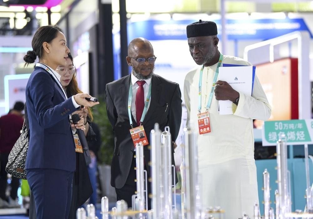 2023年9月22日，嘉賓在第六屆中阿博覽會(huì)上了解清潔能源項(xiàng)目。新華社記者 馮開華 攝