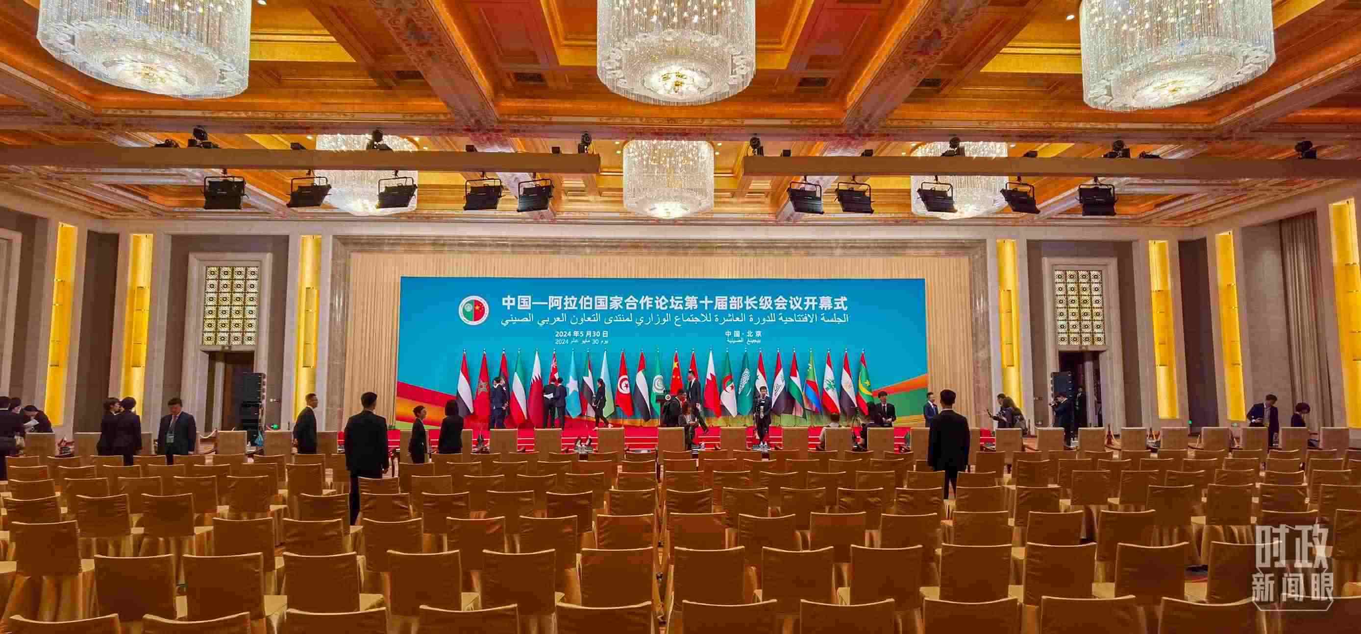 △會(huì)議開始前，現(xiàn)場正在進(jìn)行各項(xiàng)準(zhǔn)備工作。（總臺(tái)央視記者郭鴻拍攝）