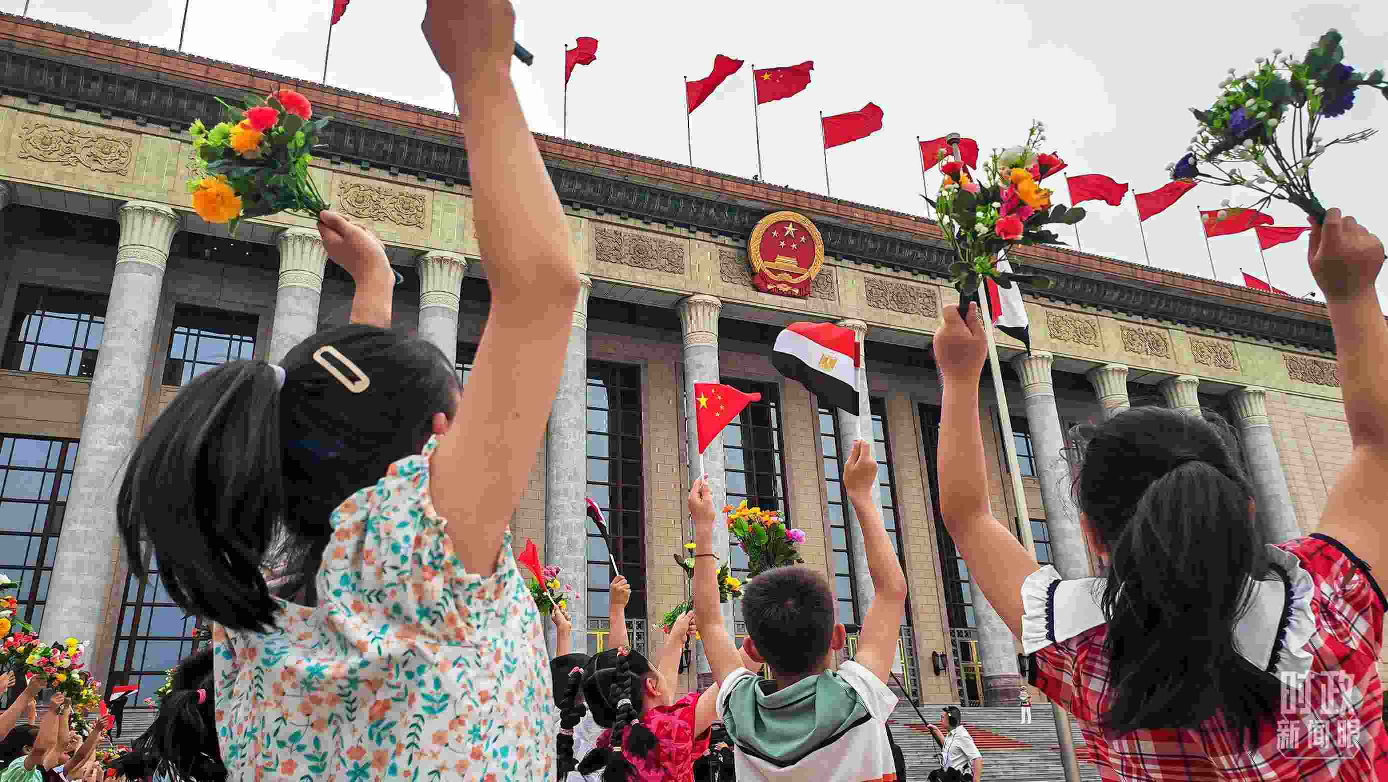 △5月29日下午，習(xí)近平主席舉行儀式歡迎埃及總統(tǒng)塞西訪華。圖為歡迎儀式現(xiàn)場的少年兒童。（總臺(tái)央視記者劉琦拍攝）
