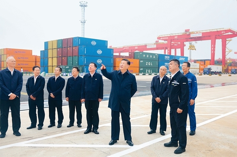 2024年5月22日至24日，中共中央總書記、國(guó)家主席、中央軍委主席習(xí)近平在山東考察。這是22日下午，習(xí)近平在日照港察看全自動(dòng)化集裝箱碼頭作業(yè)場(chǎng)景。 新華社記者 鞠鵬/攝