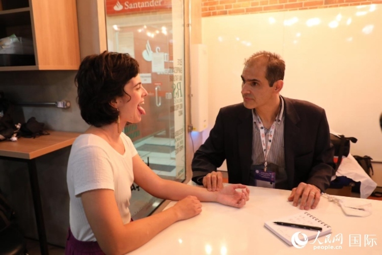 在巴西米納斯吉拉斯州首府貝洛奧里藏特開辦診所的中醫(yī)師保羅·貢扎爾韋斯，正在把脈并觀察舌苔。人民網(wǎng)記者 陳一鳴攝