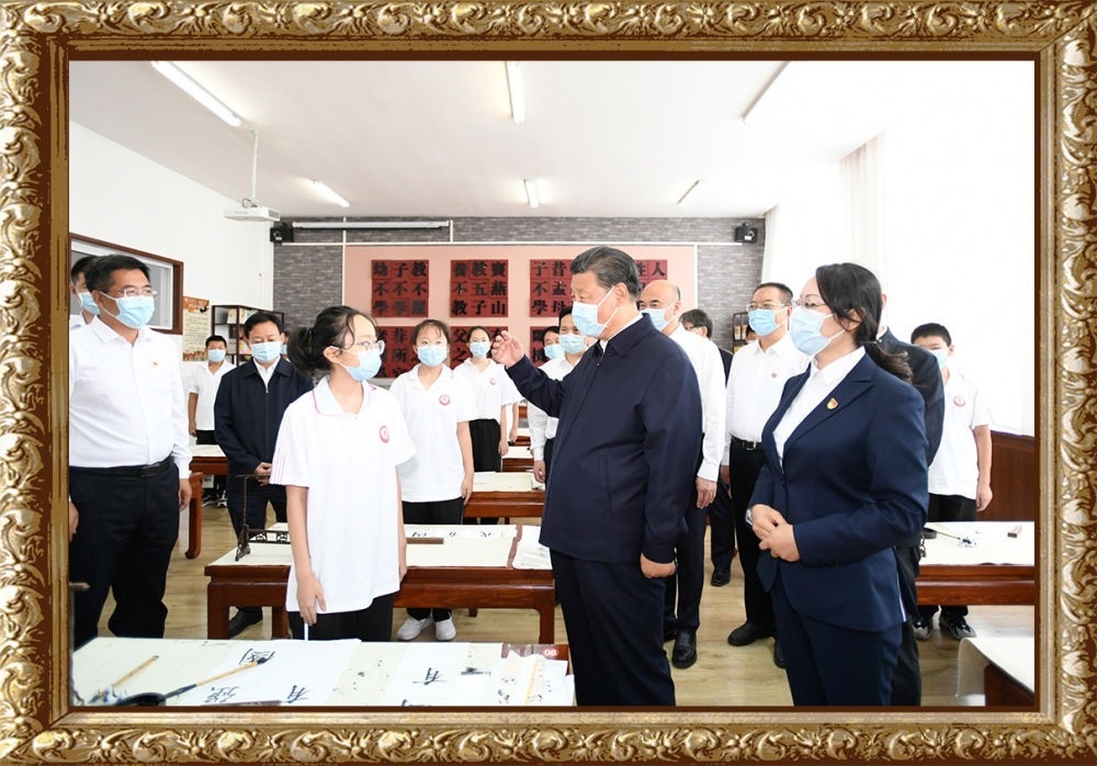 2021年9月13日至14日，習近平總書記在陜西省榆林市考察。14日上午，習近平在綏德實驗中學考察時，同正在練習書法的學生親切交流。