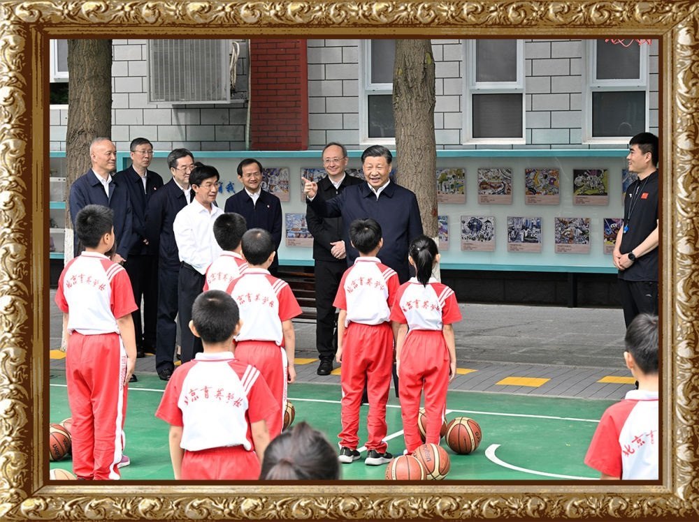 2023年5月31日上午，習近平總書記來到北京育英學校看望慰問師生，在籃球場同正在上體育課的小學生們親切交流。習近平親切地說：“現(xiàn)在生活條件好了，孩子們不是要吃得胖胖的，而是要長得壯壯的、練得棒棒的?！? width=
