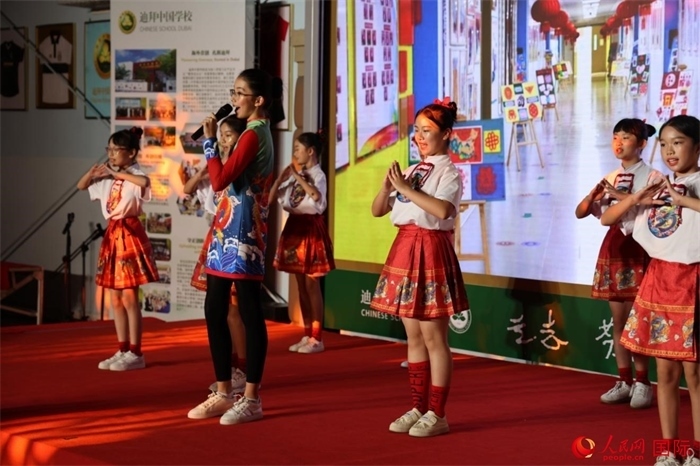 活動上，孩子們表演原創(chuàng)歌舞節(jié)目。人民網(wǎng)記者 張志文攝