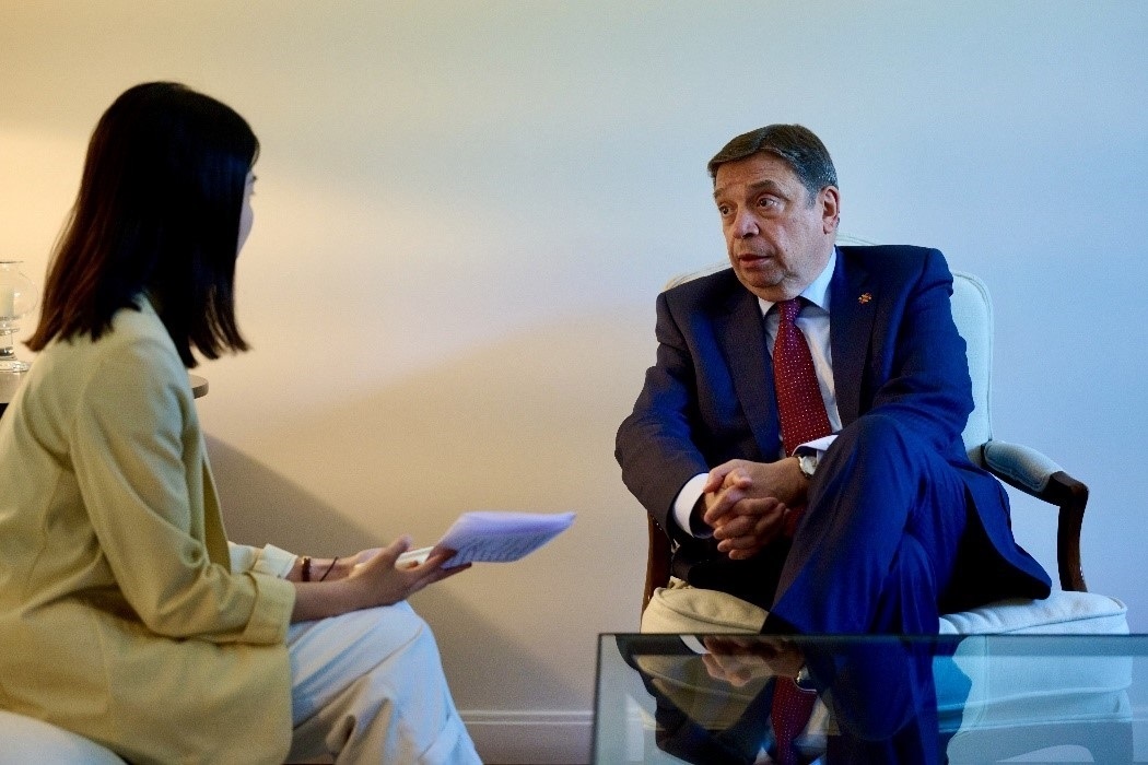 西班牙農(nóng)業(yè)、漁業(yè)和食品大臣普拉納斯接受人民網(wǎng)專訪。西班牙駐華大使館供圖