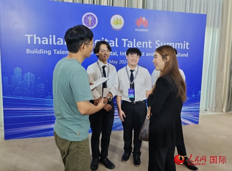 泰國(guó)國(guó)立法政大學(xué)學(xué)生接受本網(wǎng)采訪。李映民攝