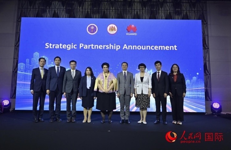 數(shù)字人才峰會(huì)現(xiàn)場(chǎng)。左五為泰國(guó)高等教育、科學(xué)、研究和創(chuàng)新部長(zhǎng)素巴瑪·伊沙拉帕迪，右三中國(guó)駐泰國(guó)大使館教育參贊許蘭，右四為華為泰國(guó)技術(shù)有限公司總經(jīng)理李雄偉。人民網(wǎng)記者 簡(jiǎn)承淵攝