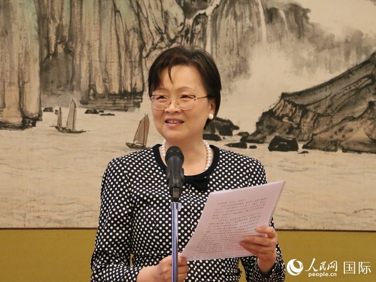大使夫人丁玥致辭。人民網(wǎng) 許可攝