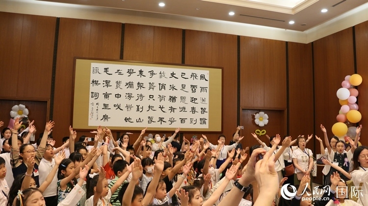 小朋友們合唱《明天會(huì)更好》。人民網(wǎng) 許可攝