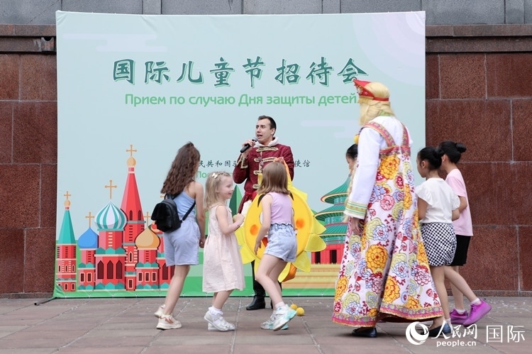 中俄兩國小朋友共同參與互動(dòng)游戲。人民網(wǎng)記者 隋鑫攝