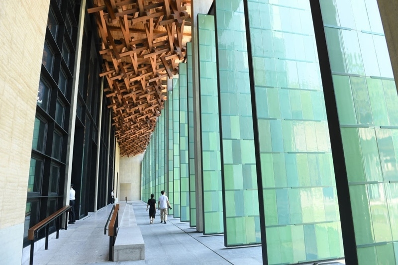 2022年7月23日，杭州國家版本館屋頂?shù)哪緲?gòu)和青瓷門扇相映成趣。