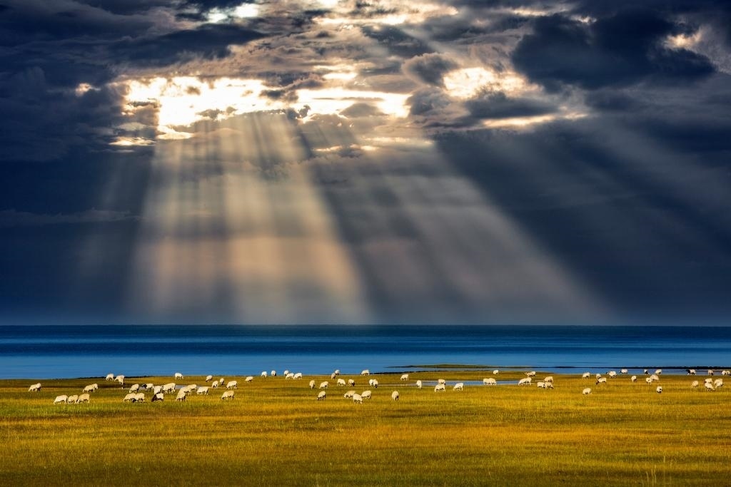 這是2022年9月21日在海北藏族自治州海晏縣拍攝的青海湖一角。（通聯(lián)照片 焦生福 攝）