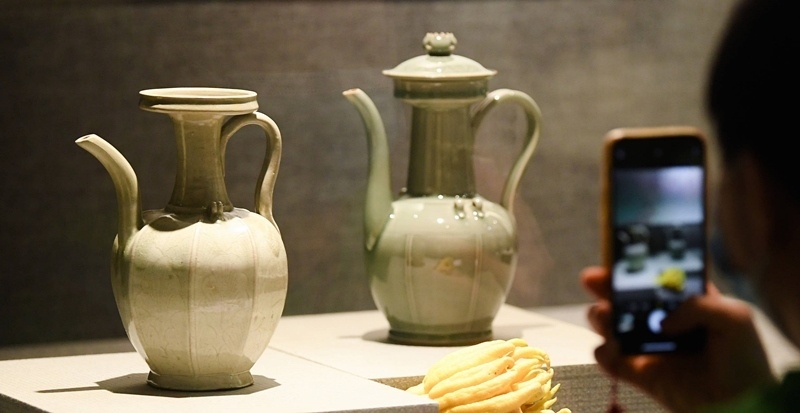 2021年9月14日，浙江省博物館，觀眾在拍攝北宋龍泉窯執(zhí)壺（左）和龍泉青瓷藝人劉杰制作的執(zhí)壺。