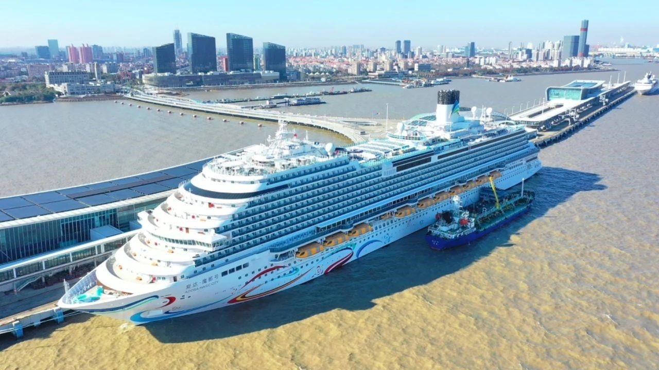 △2024年1月1日，國產(chǎn)首艘大型郵輪“愛達(dá)·魔都號(hào)”從上海吳淞口國際郵輪港開啟商業(yè)首航。